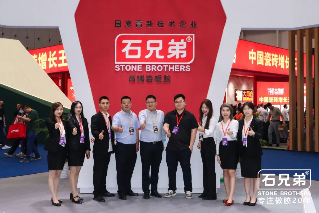 吸睛模特展示产品秀，大红鹰dhy人气燃爆亚洲最大陶瓷展！